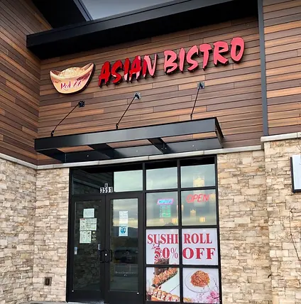 亚洲小酒馆大门，招牌：Asian Bistro Sushi Roll 50% Off，餐厅外观。
