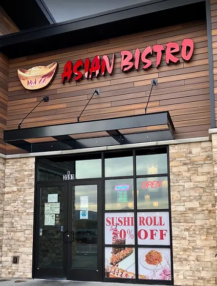 亚洲小酒馆大门,招牌:Asian Bistro Sushi Roll 50% Off,餐厅外观。
