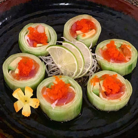 七个寿司卷,黄瓜和鱼子酱,盘子里的青柠片,美味的食物。