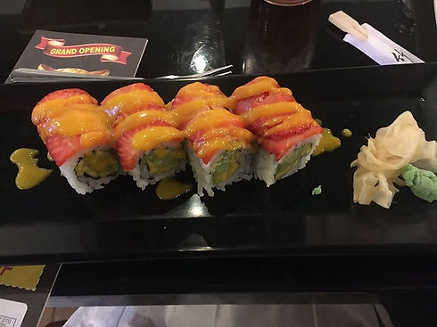 寿司卷配芒果酱, “GRAND OPENING” 庆祝活动, 黑色盘子, 以及姜末。