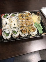 寿司拼盘,米饭和海鲜卷,芥末,姜,木桌背景,美味的日本料理